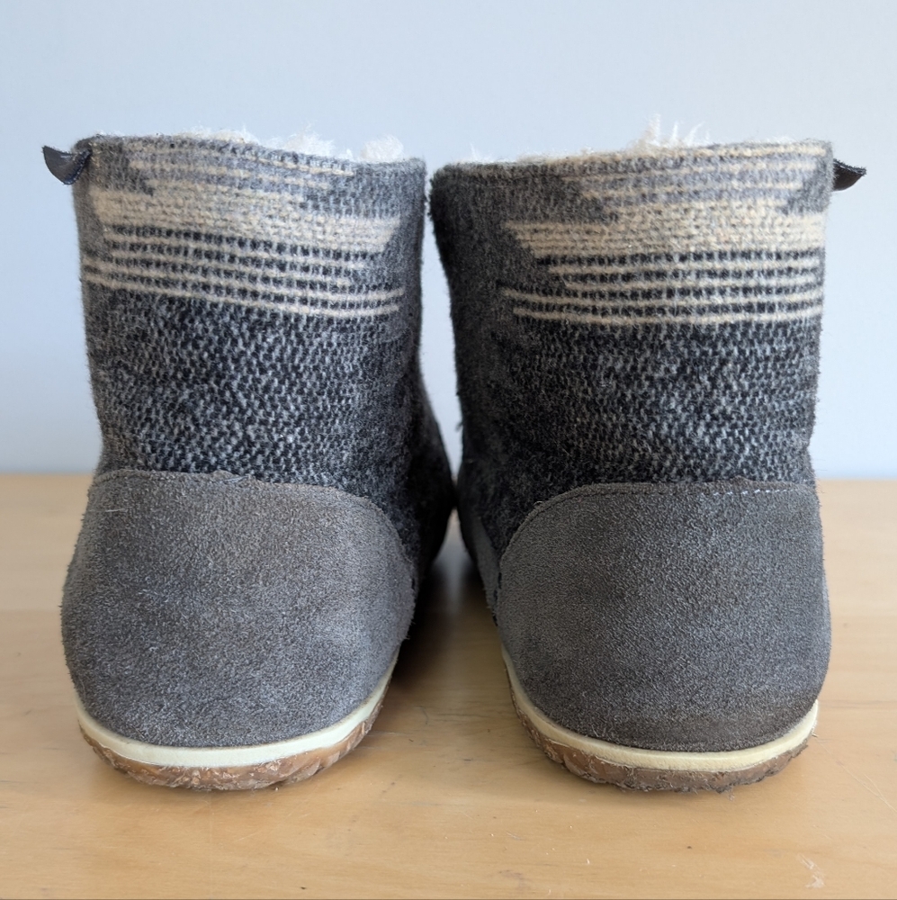 Minnetonka | Grey Suede Torrey Indoor / Outdoor Slippers, Size 11 - Picture 5 of 16